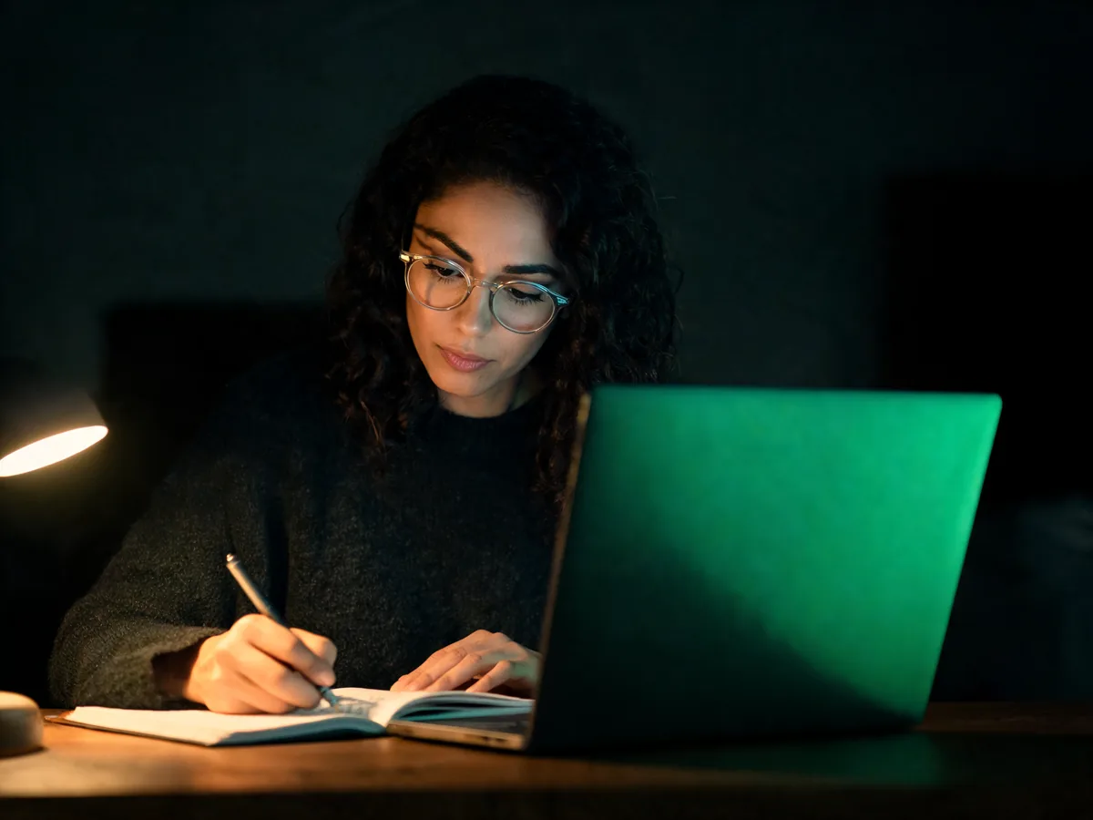 Copywriter escribiendo el guion de una VSL